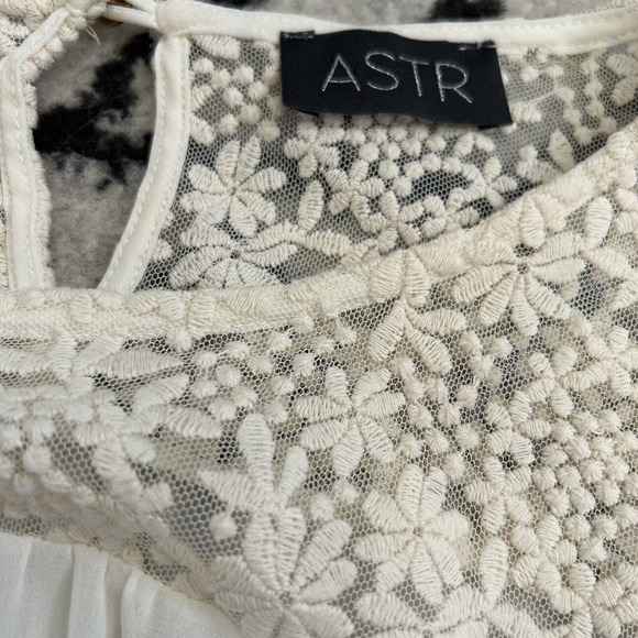 ASTR The Label Womens M Top Blouse Ivory Floral Embroidered Cuff Sleeve - Picture 5 of 8